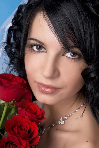 Morena novia con rosas rojas — Foto de Stock