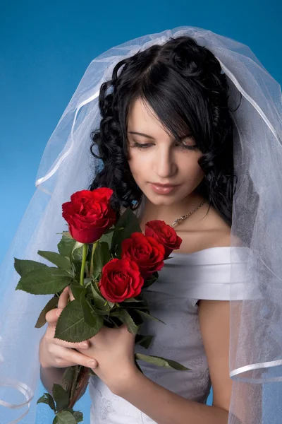 Μελαχρινή νύφη με κόκκινα τριαντάφυλλα — Φωτογραφία Αρχείου