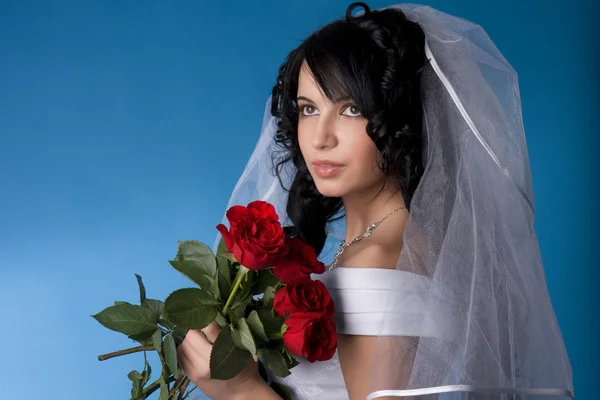 布鲁内特新娘与红玫瑰 — 图库照片