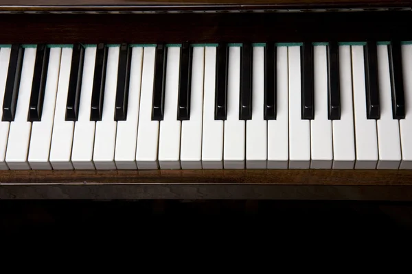 Napęd CD, leżącego na klawiszach fortepianu — Zdjęcie stockowe