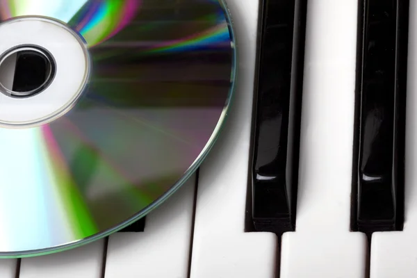 CD disk, ležící na klávesy — Stock fotografie
