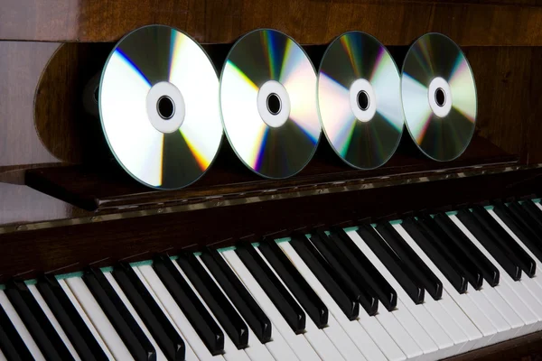 CD-drive, liggend op de piano toetsen — Stockfoto