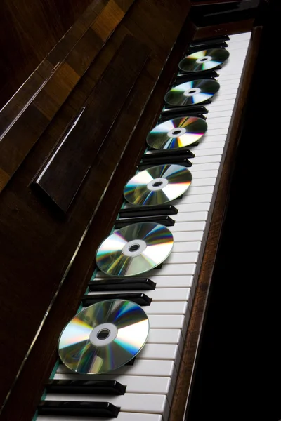 CD-enheten, liggande på piano nycklarna — Stockfoto