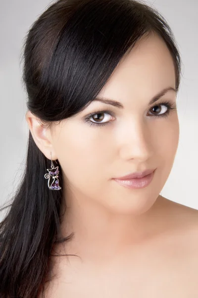 Brunette meisje met een mooie earring. — Stockfoto