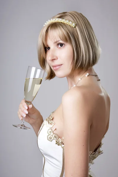 Meisje in avondjurk met een glas — Stockfoto