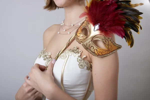 カーニバル マスクとイブニング ドレスの女の子 — ストック写真