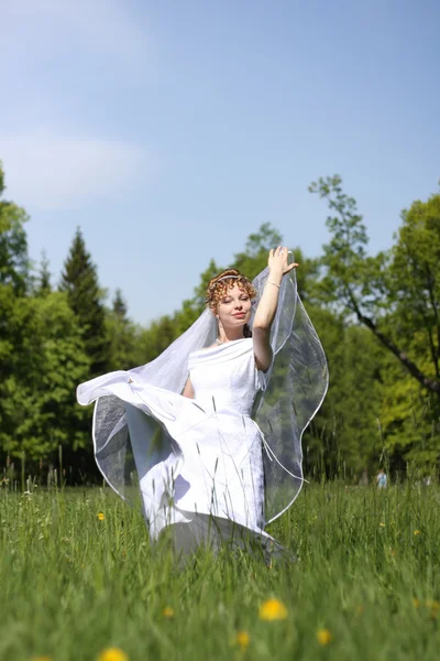 Bride, which is in the field — Stock Photo, Image