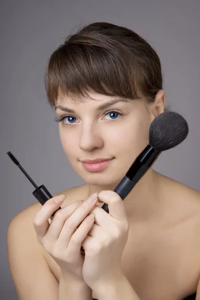 Menina bonita que faz make-up escova — Fotografia de Stock