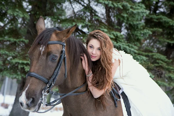 Дівчина в білій сукні на коні — стокове фото
