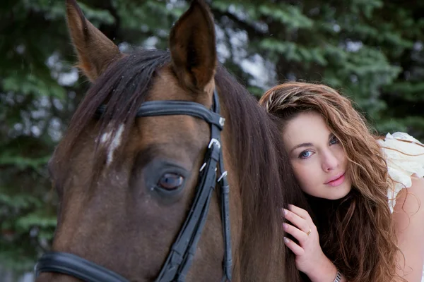 Menina em um vestido branco em um cavalo — Fotografia de Stock