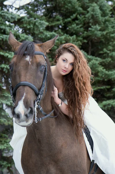 馬の白いドレスの女の子 — ストック写真