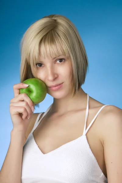 Ragazza con una mela verde — Foto Stock