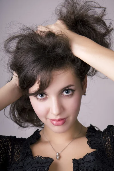 Mooie brunette model meisje met krullen — Stockfoto