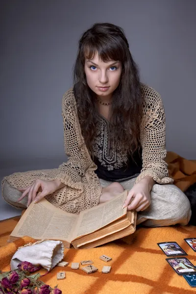 stock image Girl who read the cards