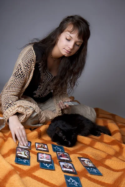 Flicka som läser korten — Stockfoto