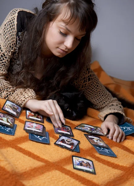Mädchen, das die Karten liest — Stockfoto