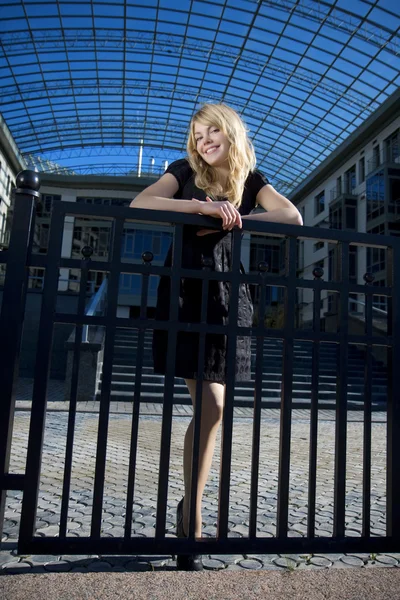 Blondes Mädchen in einer blauen Stadt — Stockfoto