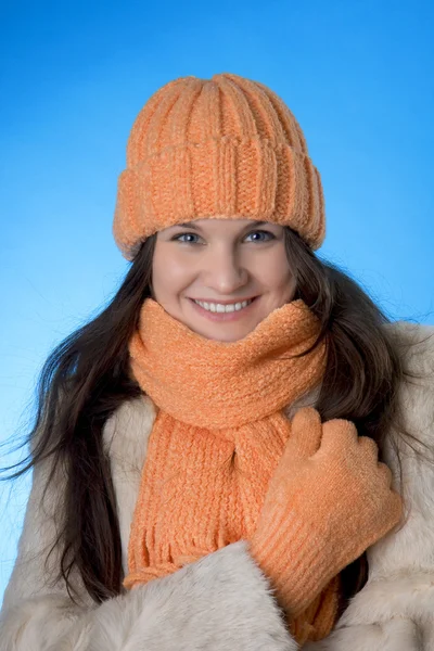 オレンジ色のかさで美しいブルネットの少女 — ストック写真