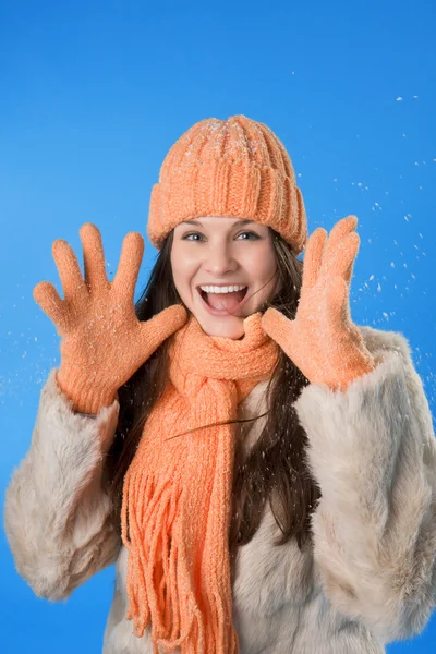 Bella ragazza bruna con il cappuccio arancione — Foto Stock