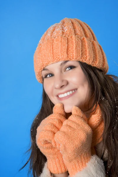 Όμορφη μελαχρινή κοπέλα στο πορτοκαλί ΚΑΠ — Φωτογραφία Αρχείου