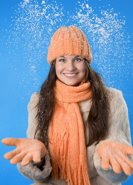 Krásná brunetka v oranžové čepici — Stock fotografie