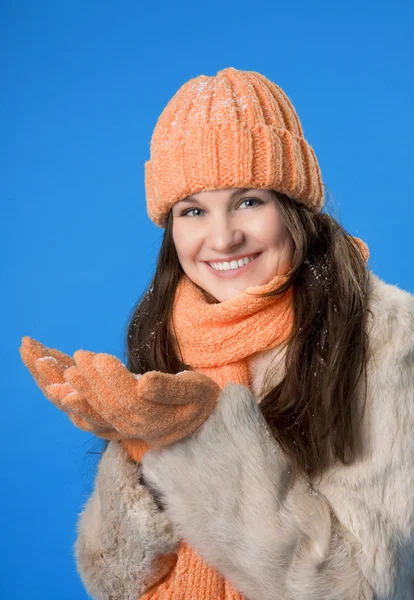 Vacker brunett flicka i orange cap — Stockfoto