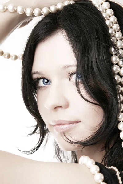 Mädchen Modell Seil aus Perlen in den Händen von — Stockfoto