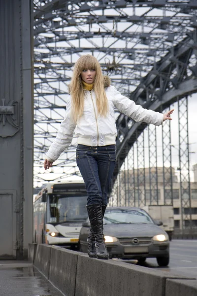 Lány, aki sétál a háttérben a város — Stock Fotó