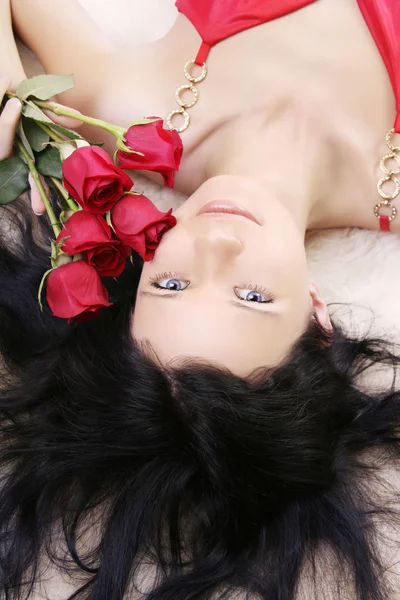 Όμορφη μελαχρινή κοπέλα με ένα τριαντάφυλλο — Φωτογραφία Αρχείου