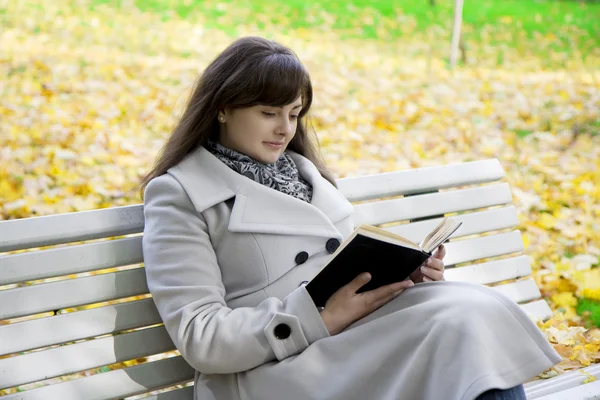 Meisje dat het boek in het park leest — Stockfoto