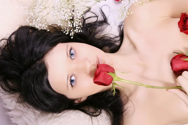 Menina morena bonita com uma rosa — Fotografia de Stock