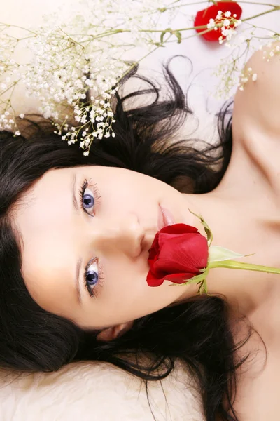 Όμορφη μελαχρινή κοπέλα με ένα τριαντάφυλλο — Φωτογραφία Αρχείου