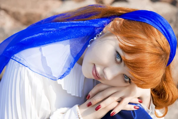 Vacker röd lockigt flicka med blå ögon i en blå klänning — Stockfoto