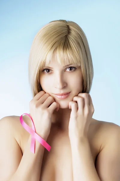 Chica con una cinta rosa — Foto de Stock