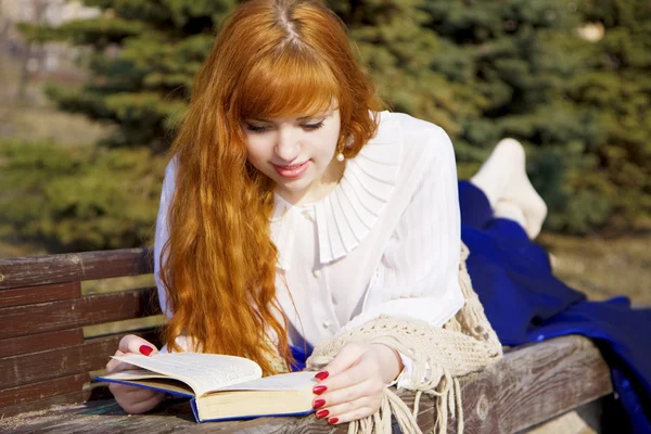 Dívka, která čte knihu v parku — Stock fotografie