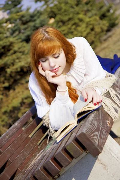 Girl who reads the book in the park — Stock Photo, Image