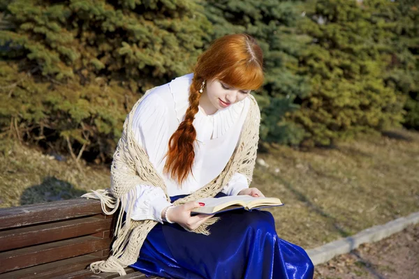 Dziewczyna, która czyta książkę w parku — Zdjęcie stockowe