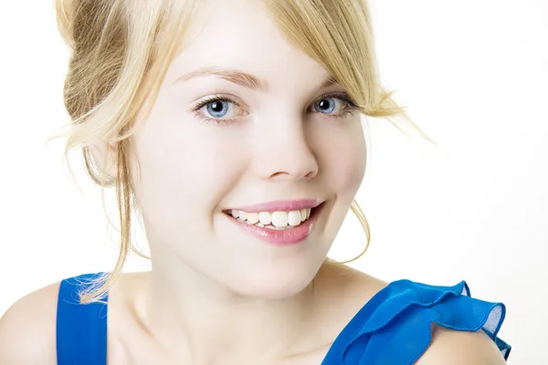 Lächeln blondes Mädchen in blau — Stockfoto