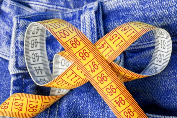 Cinta métrica contra el telón de fondo de los jeans —  Fotos de Stock