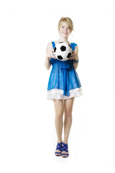 Chica rubia en un vestido azul con pelota de fútbol — Foto de Stock