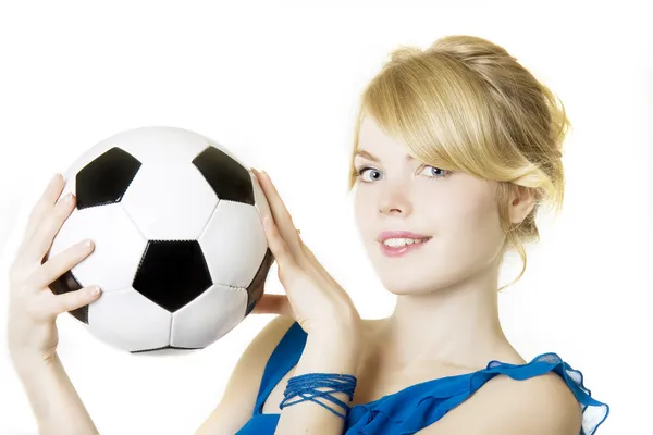 Ξανθιά κοπέλα σε ένα μπλε φόρεμα με μπάλα ποδοσφαίρου — Φωτογραφία Αρχείου