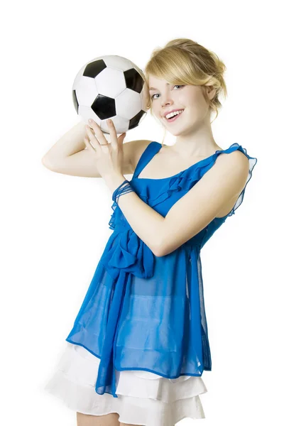 Blonďatá dívka v modrých šatech s fotbalovým míčem — Stock fotografie