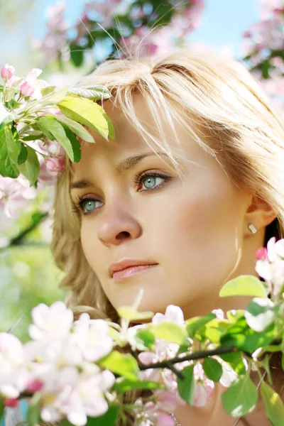 Piękna dziewczyna w ogrodzie kwiatowych — Zdjęcie stockowe