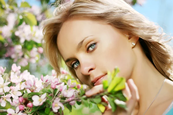 Schönes Mädchen in einem blühenden Garten — Stockfoto