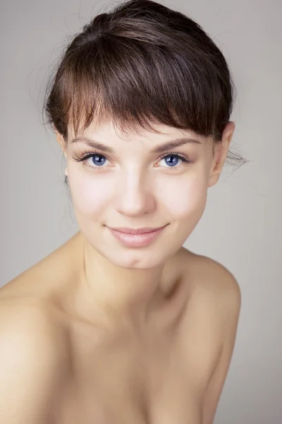 Krásná dívka, brunetka s modrýma očima — Stock fotografie