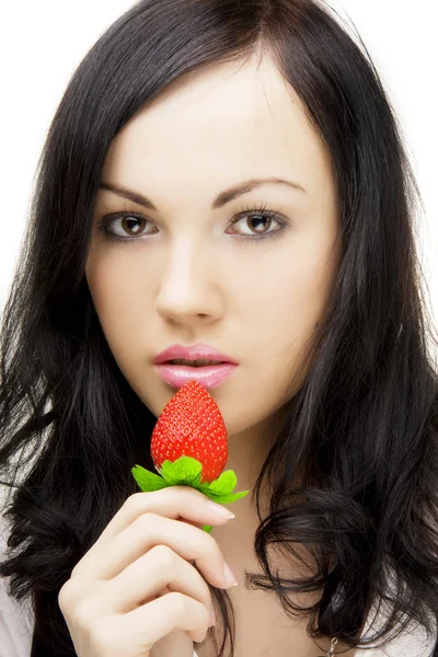 Sexy Brünette, die Erdbeeren isst — Stockfoto