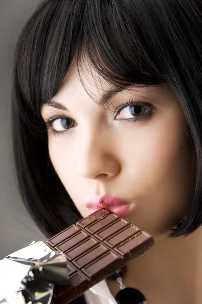 性感黑发，吃巧克力的人 — 图库照片