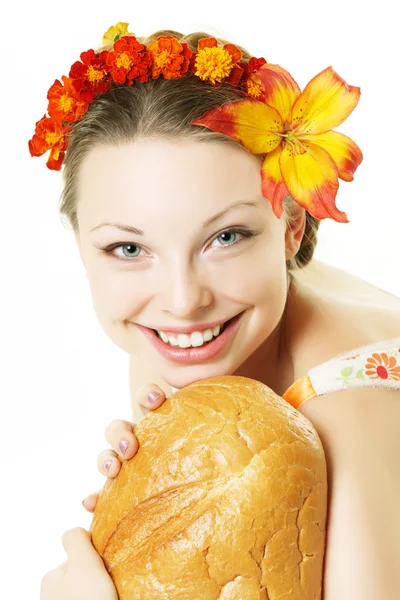 微笑女孩与一个伟大的面包 — 图库照片