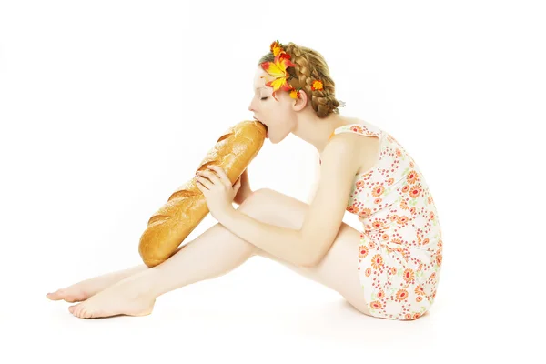 Χαμογελαστό κορίτσι με ένα μεγάλο ψωμί — Φωτογραφία Αρχείου