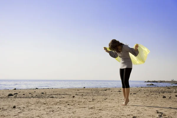 Девушка-брюнетка на пляже — стоковое фото